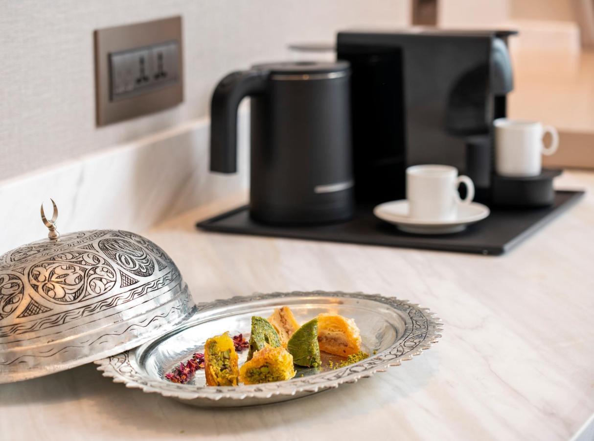 Hotel Address Estambul Exterior foto A coffee machine in a hotel room