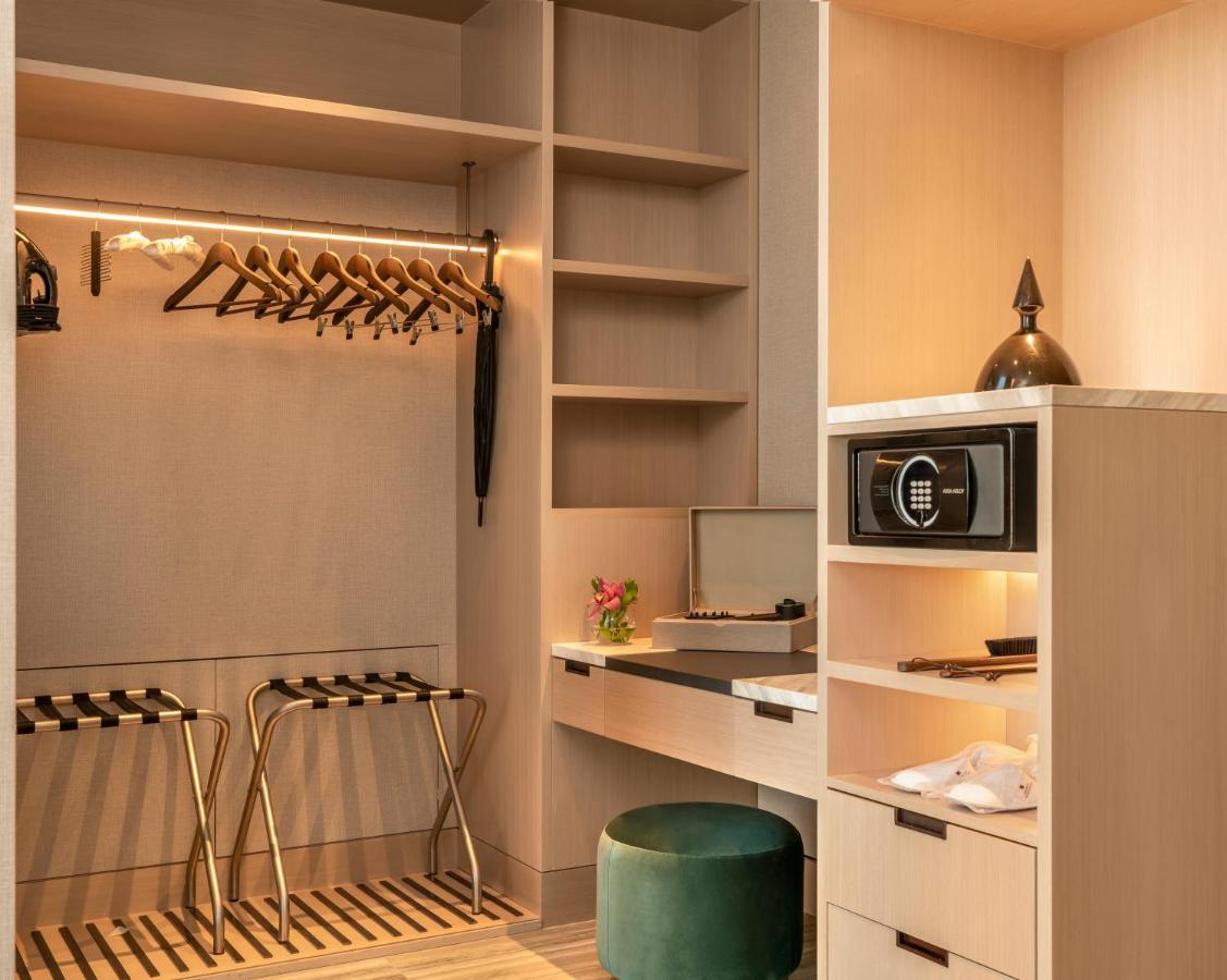 Hotel Address Estambul Exterior foto A safe in a hotel room