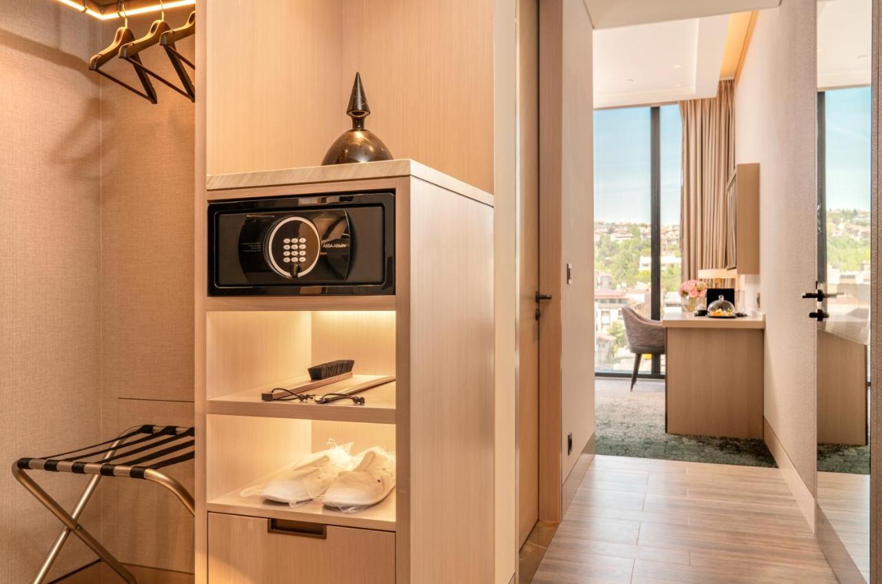 Hotel Address Estambul Exterior foto A safe in a hotel room