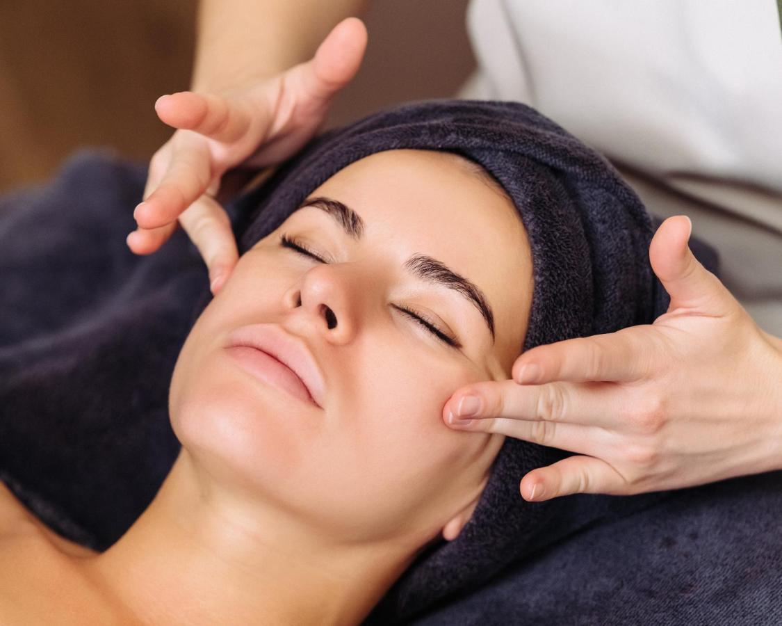 Hotel Address Estambul Exterior foto A woman receiving a facial massage