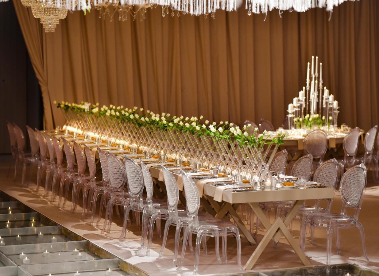 Hotel Address Estambul Exterior foto A long table with chairs