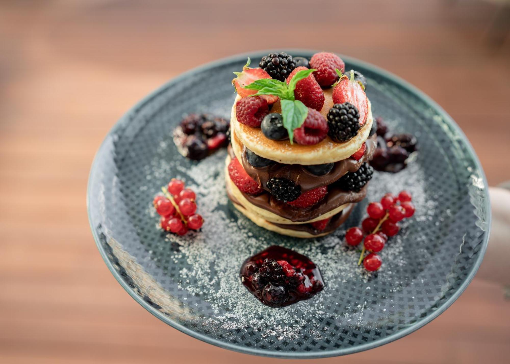 Hotel Address Estambul Exterior foto A stack of pancakes with fruit